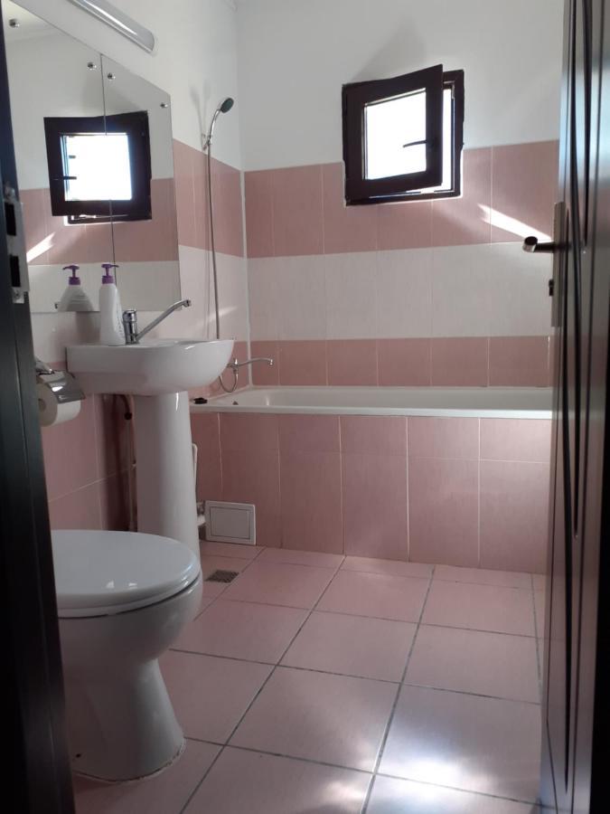 Apartament Cristina Cu Doua Dormitoare & Balcon & Parcare Proprie Onesti Exterior photo